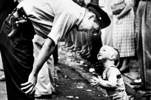 The Photo Of A Policeman Patiently Reasons With A Two-year-old Boy Will Warm Your Heart