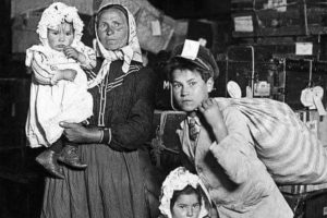 The Fascinating Backstory Of The Iconic 1905 Photo Of An Italian Immigrant Family