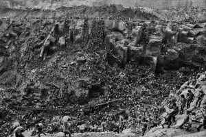 The Dark Gold Rush: 20+ Haunting Photos Capturing The Hell Of Serra Pelada Mines In The 1980s