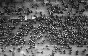 Why Did New Yorkers Stop Wearing Hats, Which Dominated Their Streets?